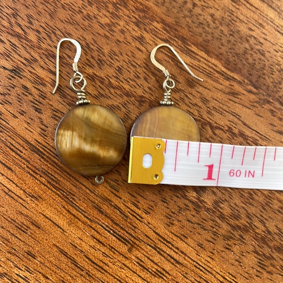 🔥 3 FOR $20 🔥 Small, lovely shell earrings. Gold coloured. - Picture 3 of 5